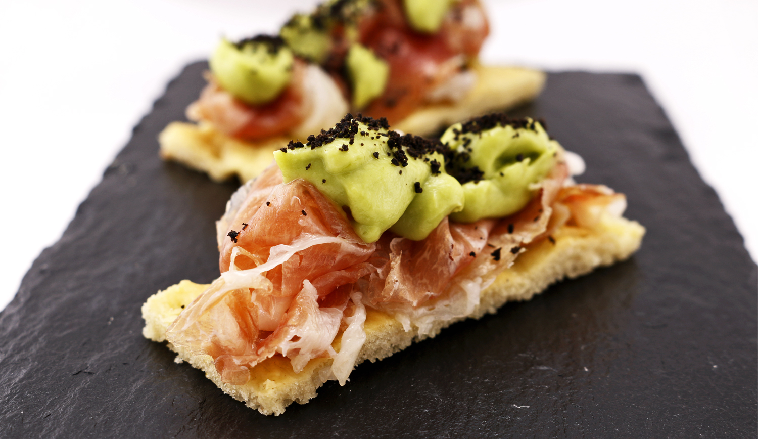 Tosta de jamón con crema de aguacate 1